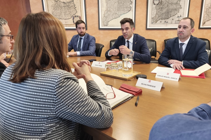 El secretari d’Estat de Transició Energètica, Transports i Mobilitat, David Forné, durant la reunió amb la consellera de Territori, Habitatge, Transició Energètica i Portaveu de la Generalitat de Catalunya, Sílvia Paneque.